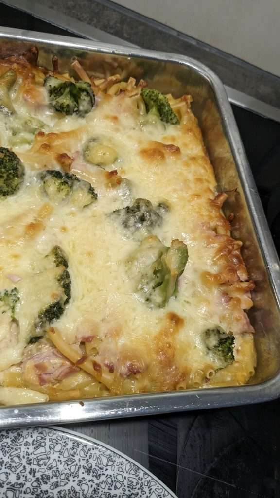 das Foto zeigt eine Auflaufform in der sich das Nudelgratin befindet